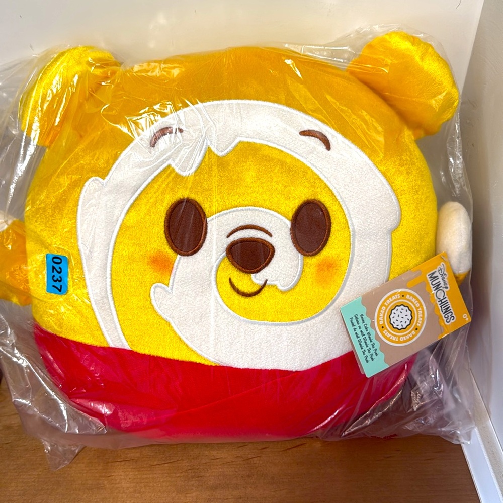 NEW Disney Winnie The Pooh Munchlings Honey Bun Scented Plush